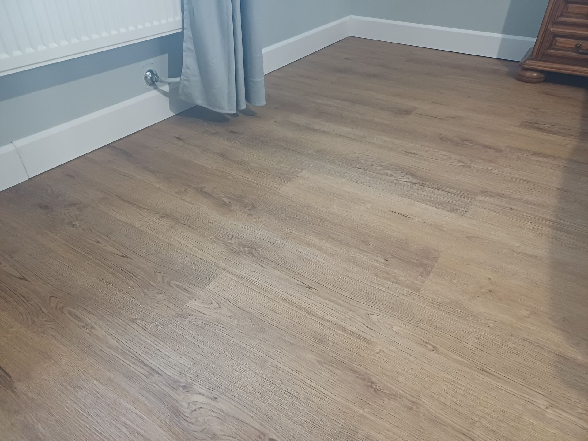 plinthes et finitions d'un sol en pvc detail de chantier