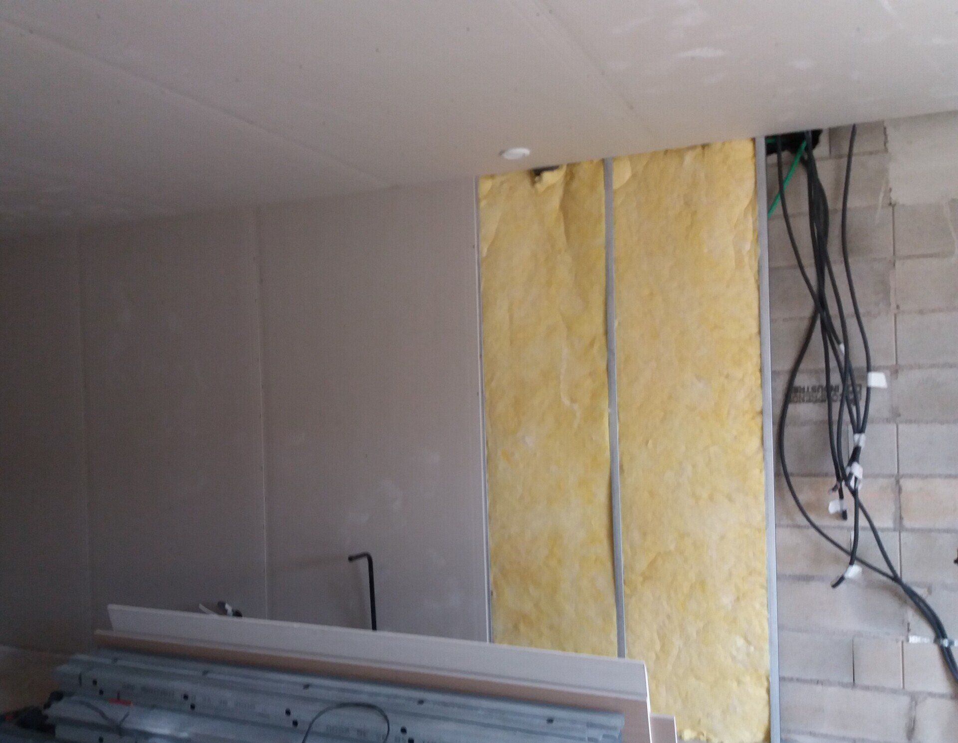 contre cloisons sur mur de refend avec isolant phonique maison individuelle neuve à vesoul haute saone