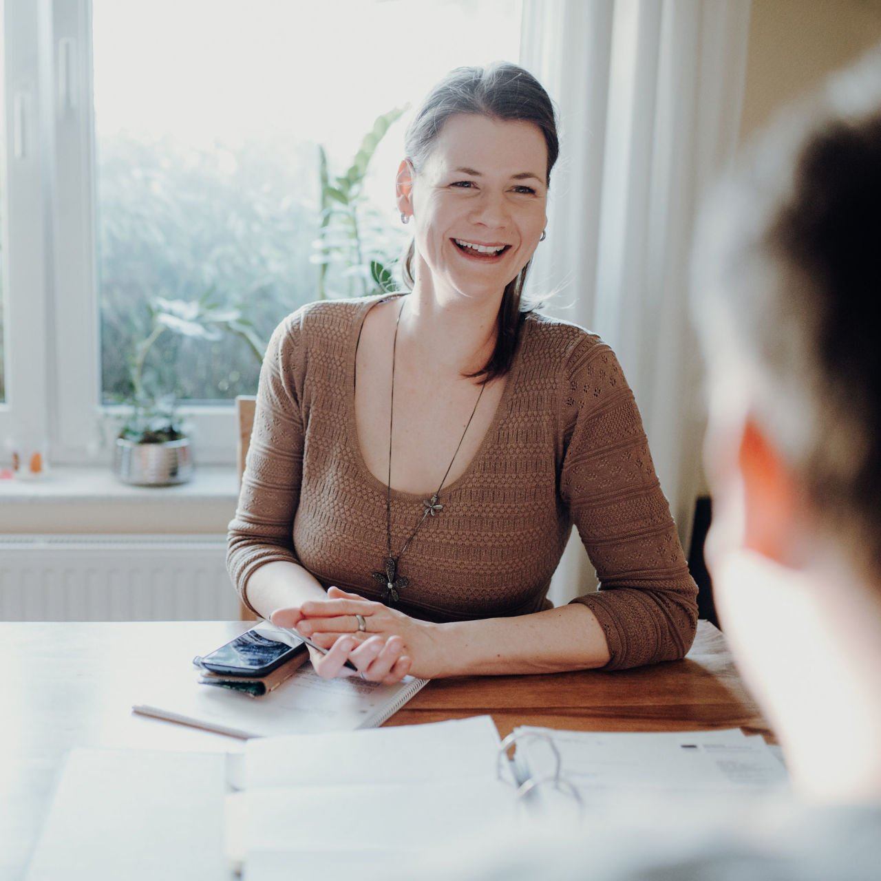 Büroservice Borkum - Beratungsgespräch mit Kunden durch Angelika Goldhoorn