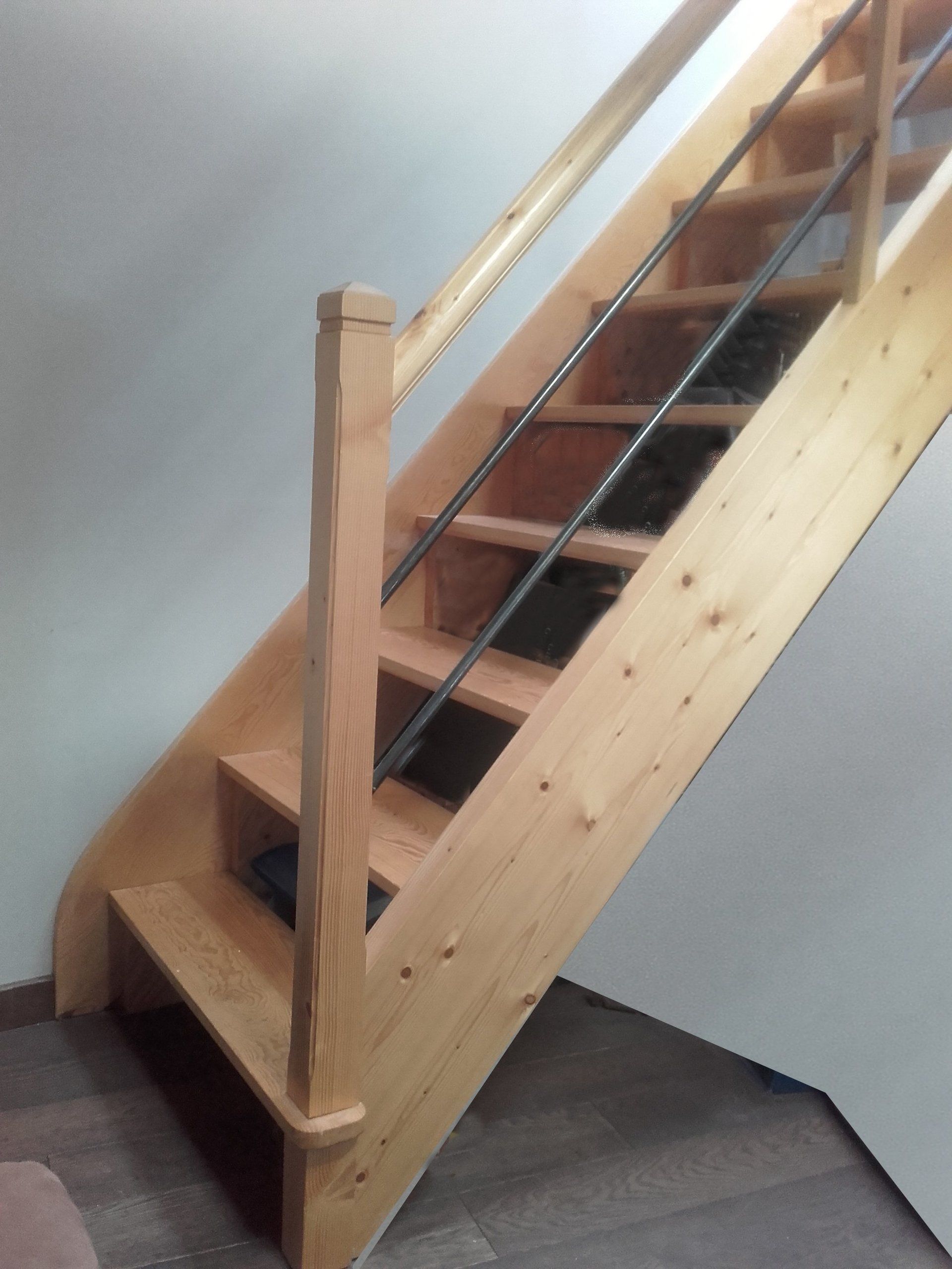 escalier en pin sur mesure crée par girard menuiserie charpente 42440 noirétable neuf et rénovation et fenetre
