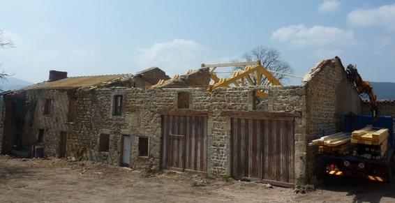 vue bâtiment en rénovation avec fermes posées par girard menuiserie charpente noirétable 42440 loire