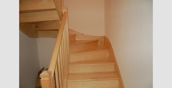 esclalier en pin sur mesure par girard menuiserie charpente alu en neuf ou rénovation