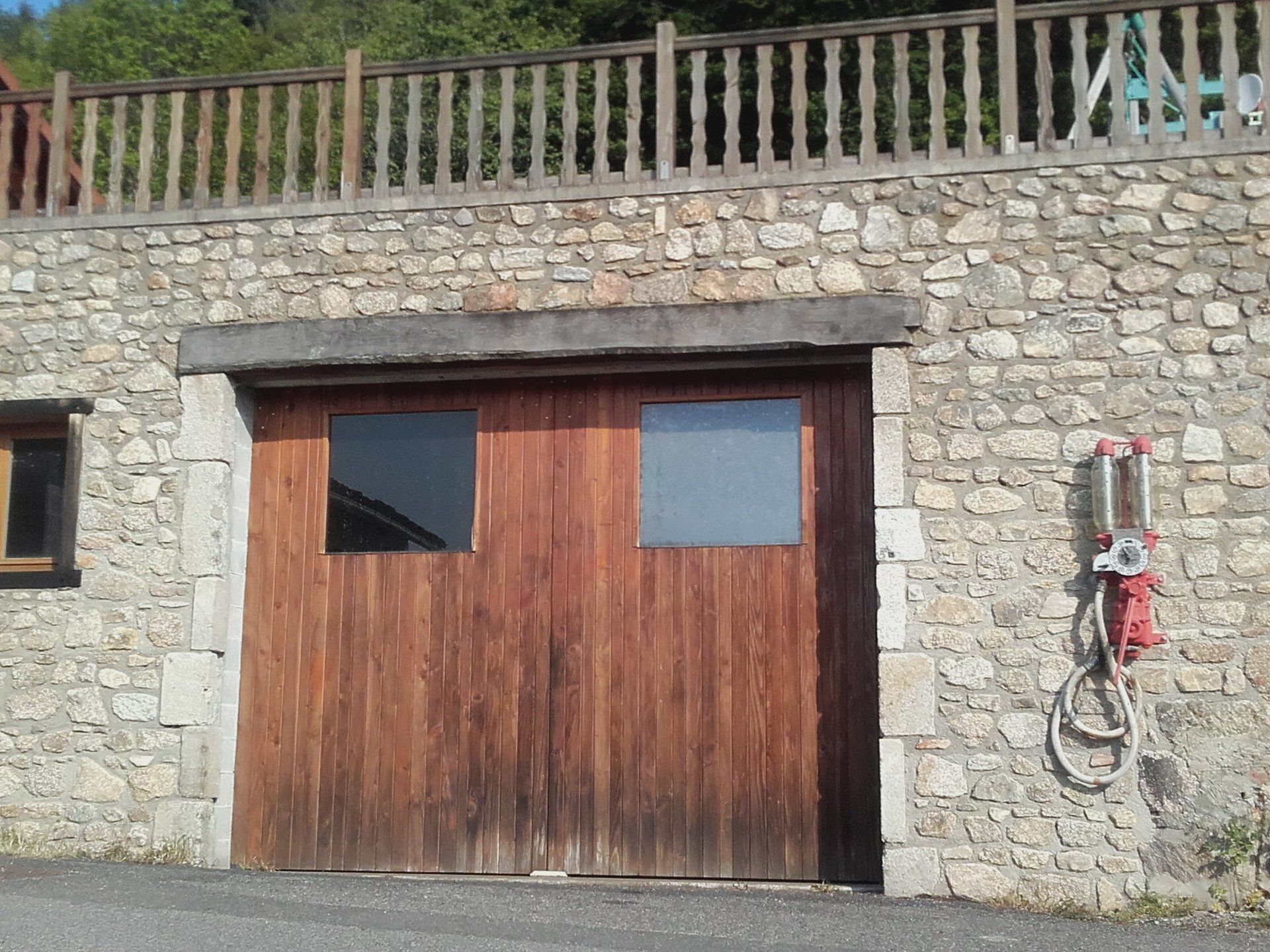 portail bois sur mesure par girard menuiserie charpente 42440 noirétable neuf et rénovation en alu et pvc