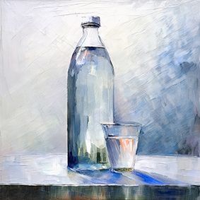 Illustrierte Wasserflasche mit einem kleinen Wasserglas rechts, auf einem angedeuteten Holztisch, vor hellen Hintergrund.