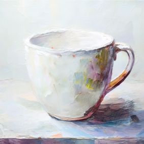 Illustrierte weiße Keramiktasse vor einem weißen Hintergrund.