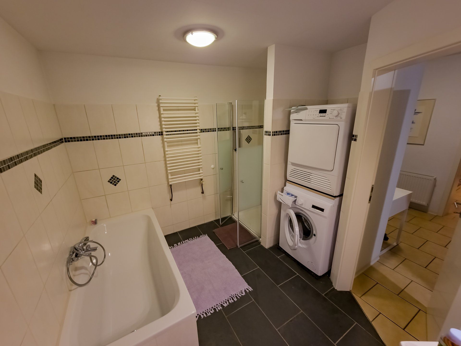 Großes Bad mit Waschmachine und Trockner
