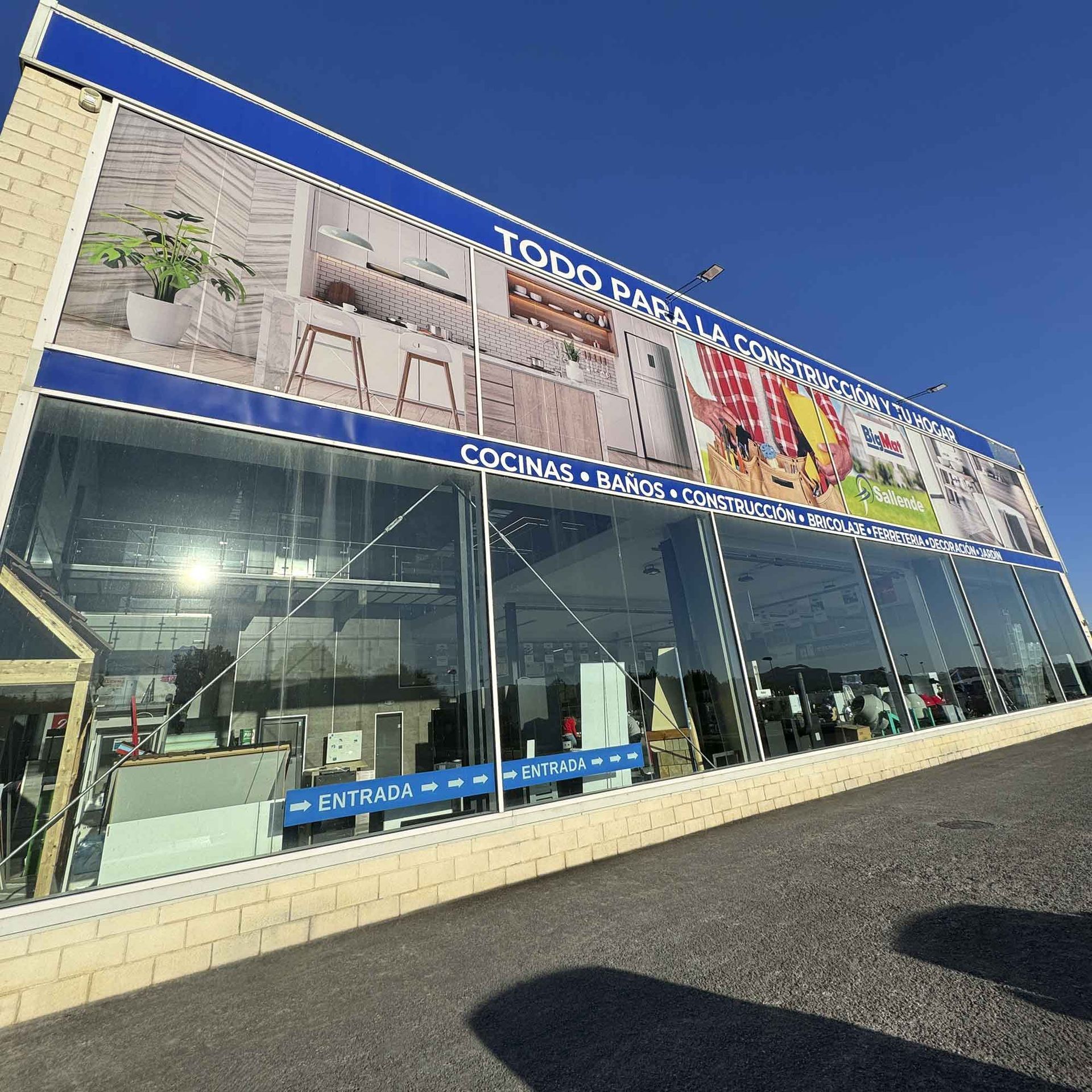 Exterior del almacén BigMat Sallende en Cicero