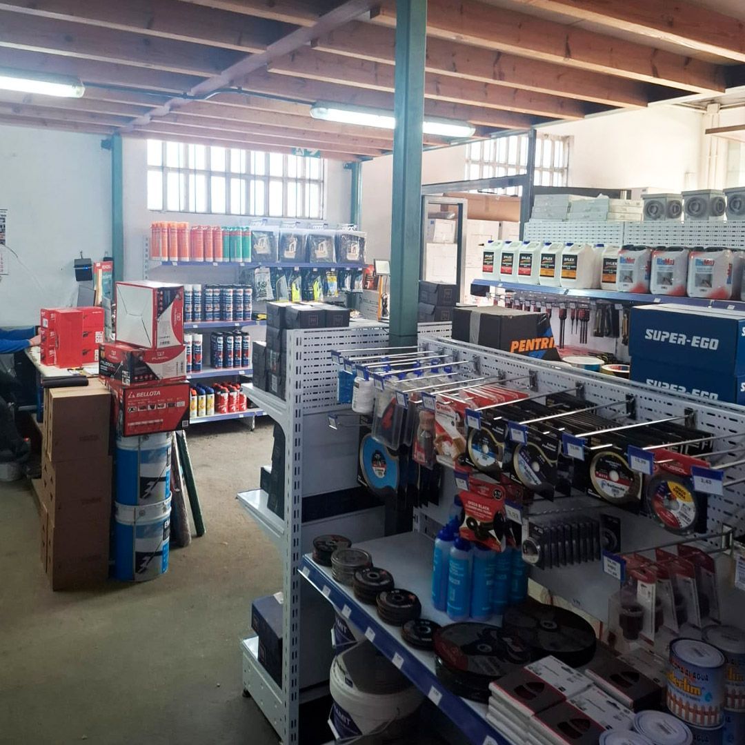 Interior de la tienda en el almacén BigMat Sallende en Llanes