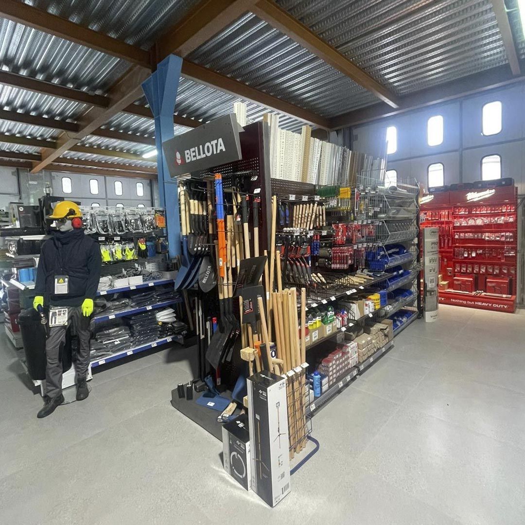 Interior de la tienda en el almacén BigMat Sallende en Potes, Turieno