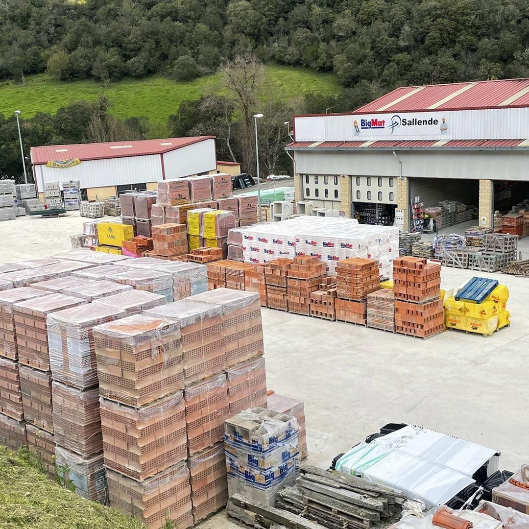 Exterior del almacén BigMat Sallende en Potes, Turieno