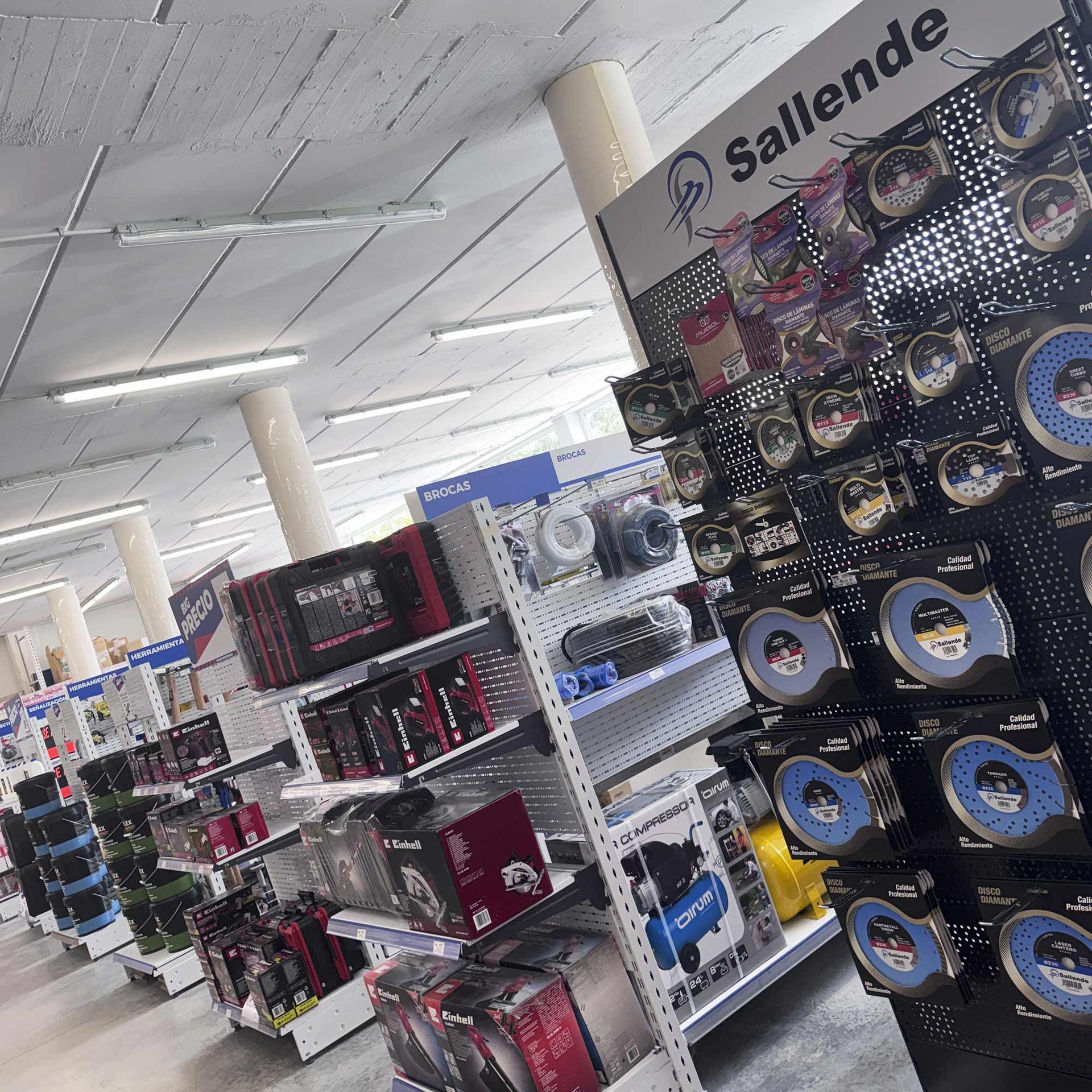 Interior de la tienda en el almacén BigMat Sallende en Ramales, Cantabria