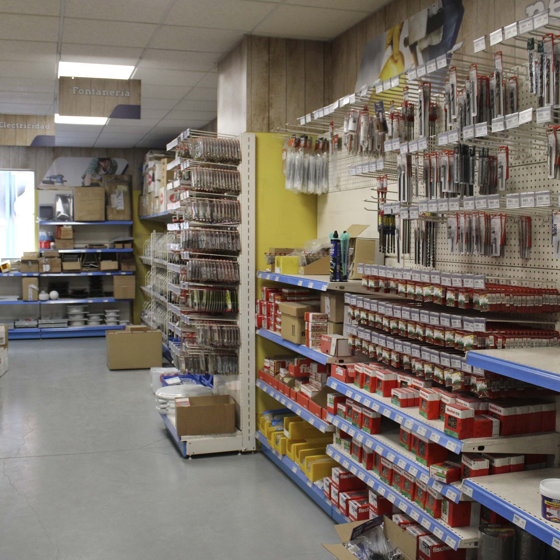 Interior de la tienda en el almacén BigMat Sallende en Reinosa