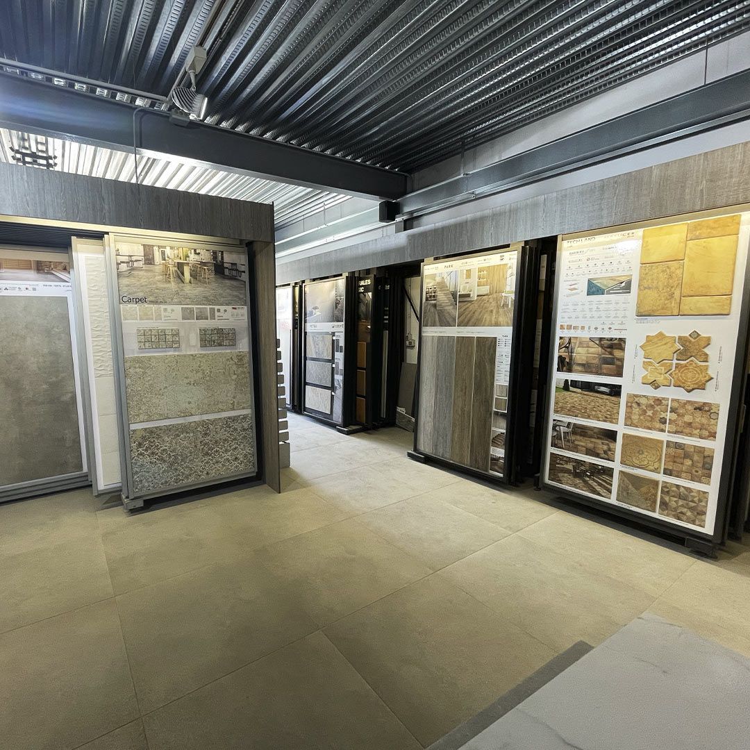 Interior de la tienda en el almacén BigMat Sallende en Ribadesella, Asturias