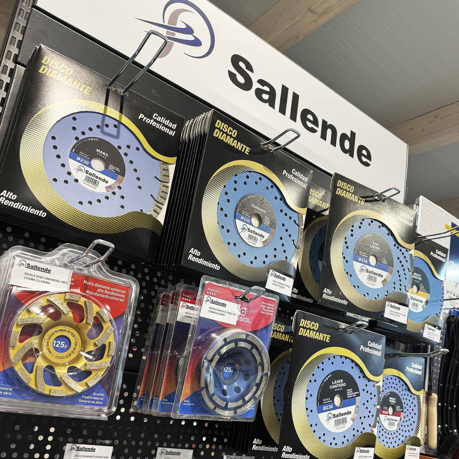 Discos de corte de la tienda BigMat Sallende en Trápaga, Vizcaya