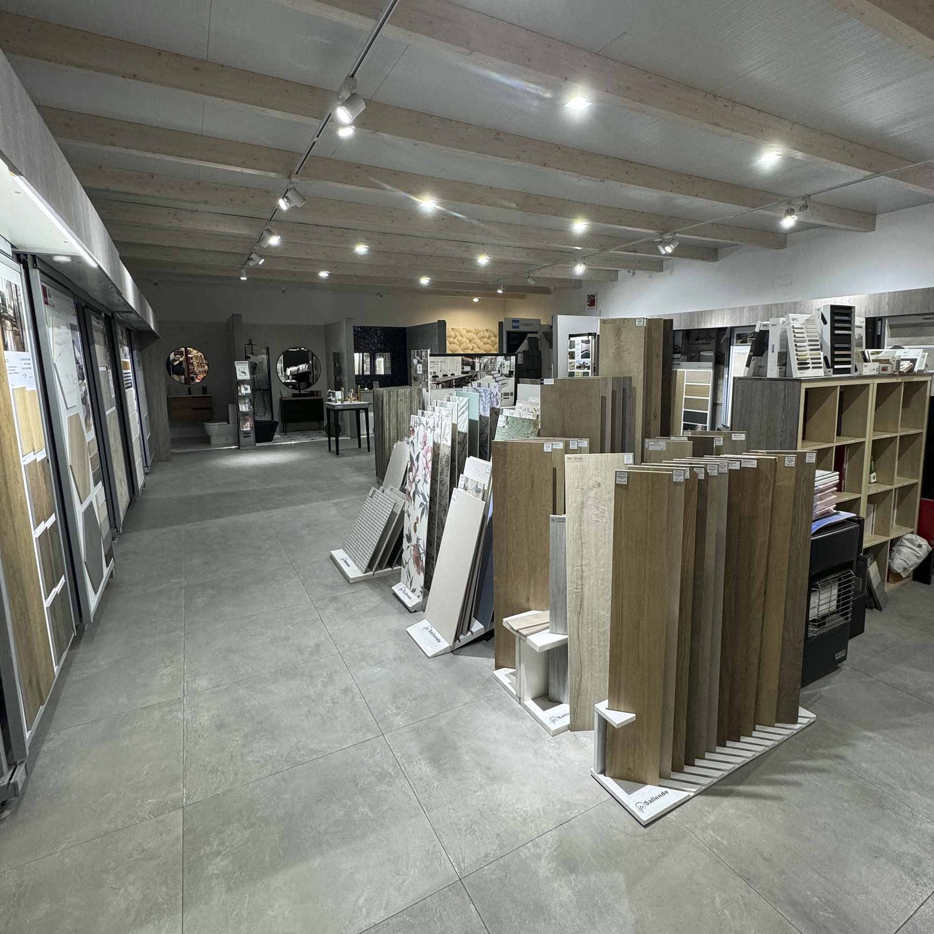 Exposición de cerámica en BigMat Sallende Trápaga, Vizcaya