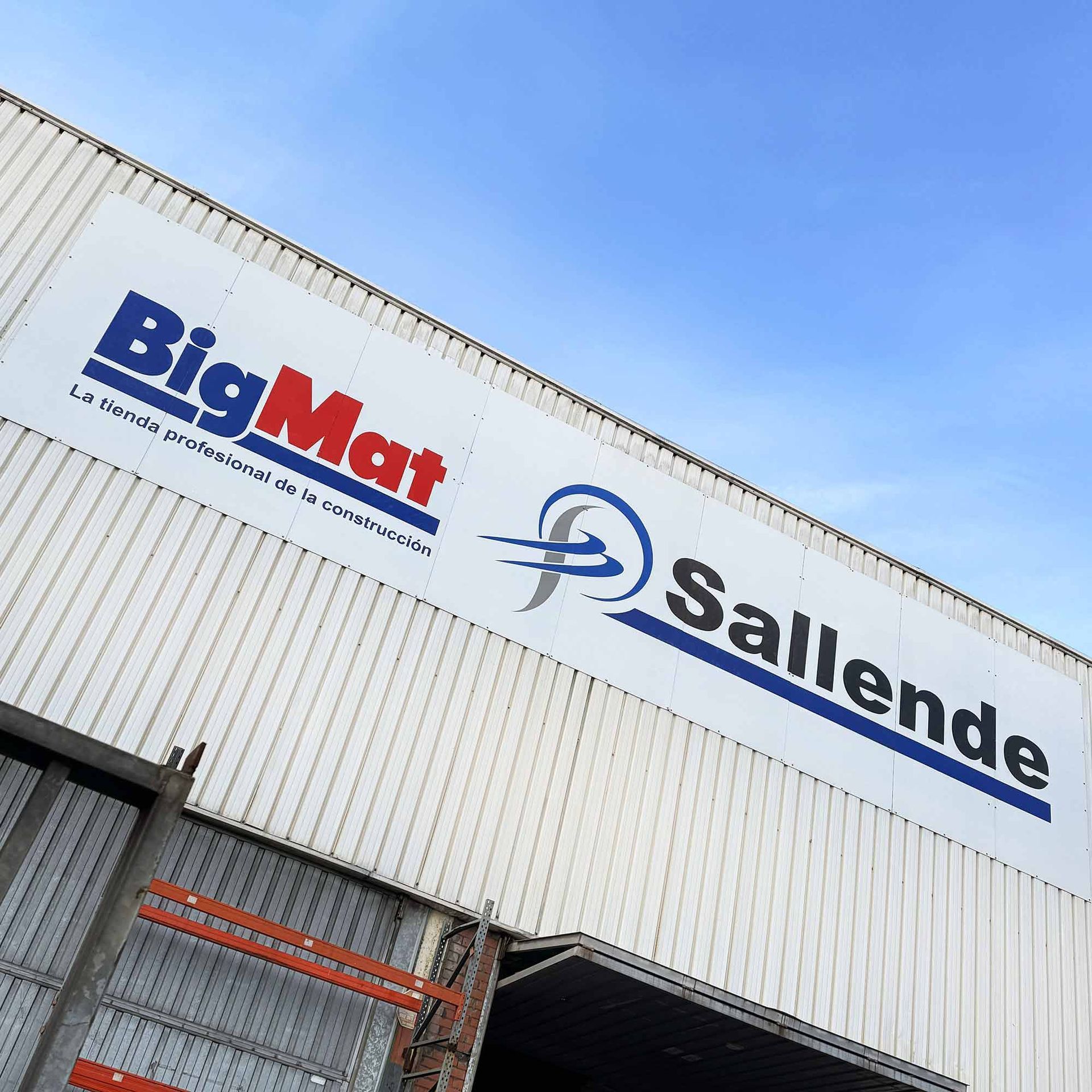 Exterior del almacén BigMat Sallende en Trápaga