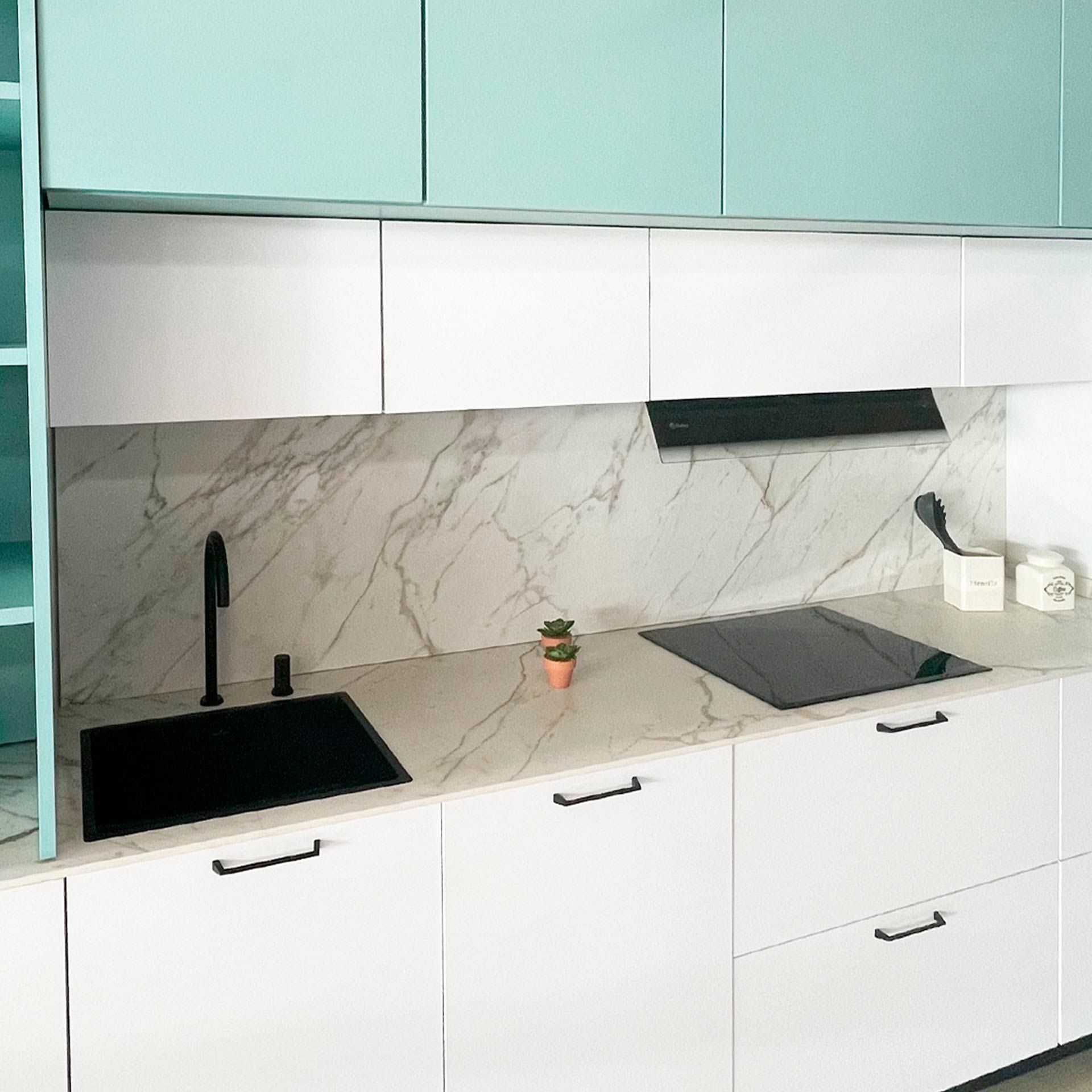 Cocina blanca con azul claro en expo Sallende Cicero