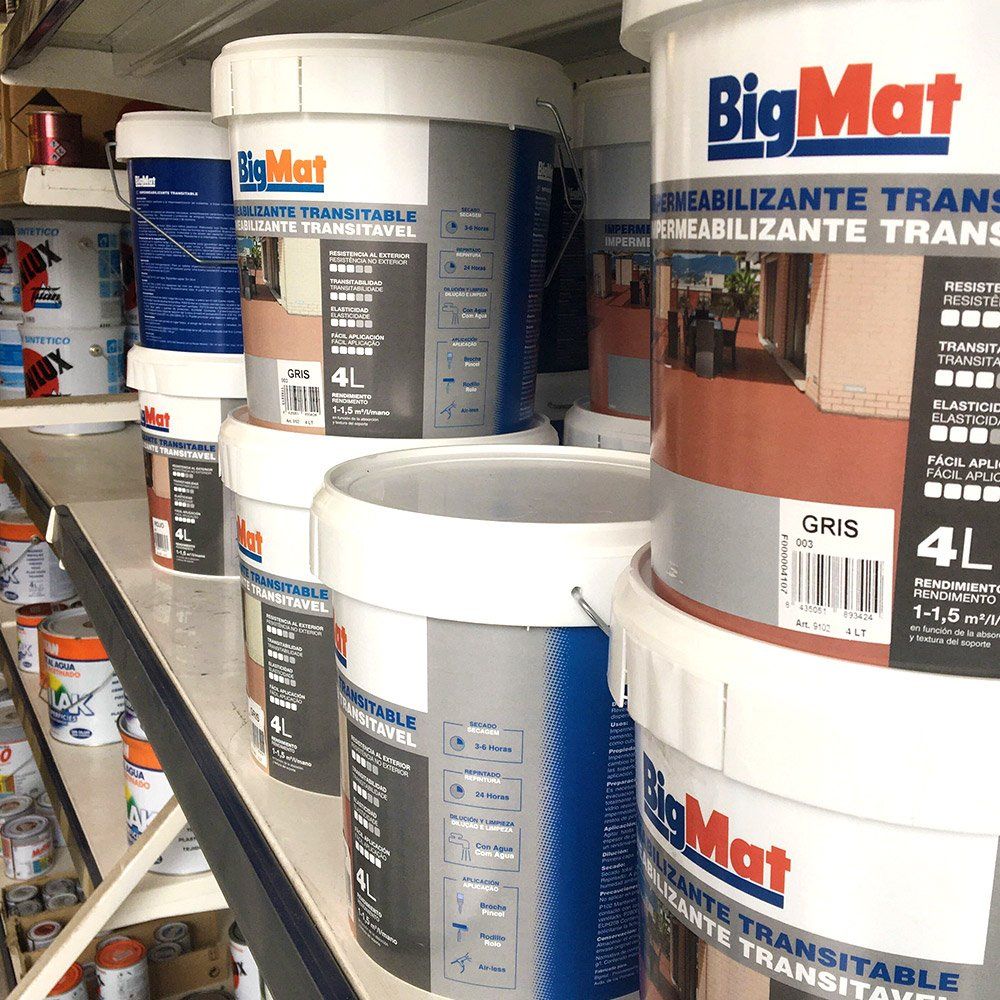 Botes de pintura en almacén BigMat Sallende