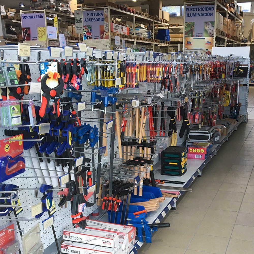 Pasillo en almacén BigMat Sallende Cicero