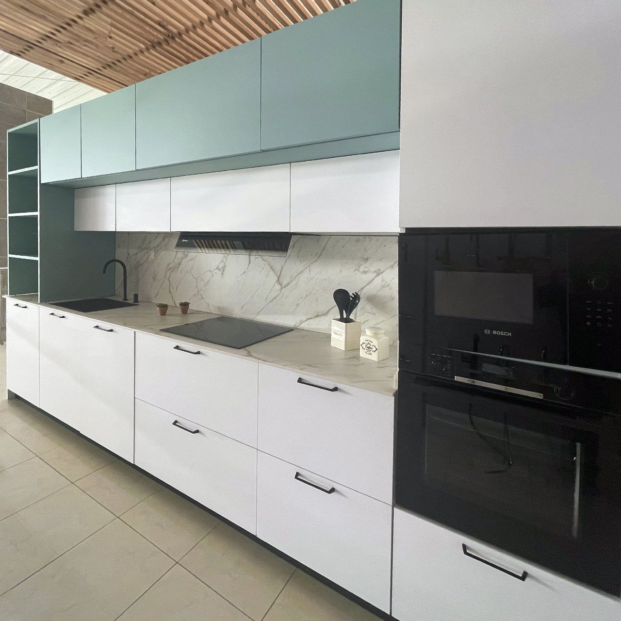 Cocina con encimera porcelánica Marazzi y trasera a juego, campana integrada en mueble, diseñada e instalada por Sallende Cocinas