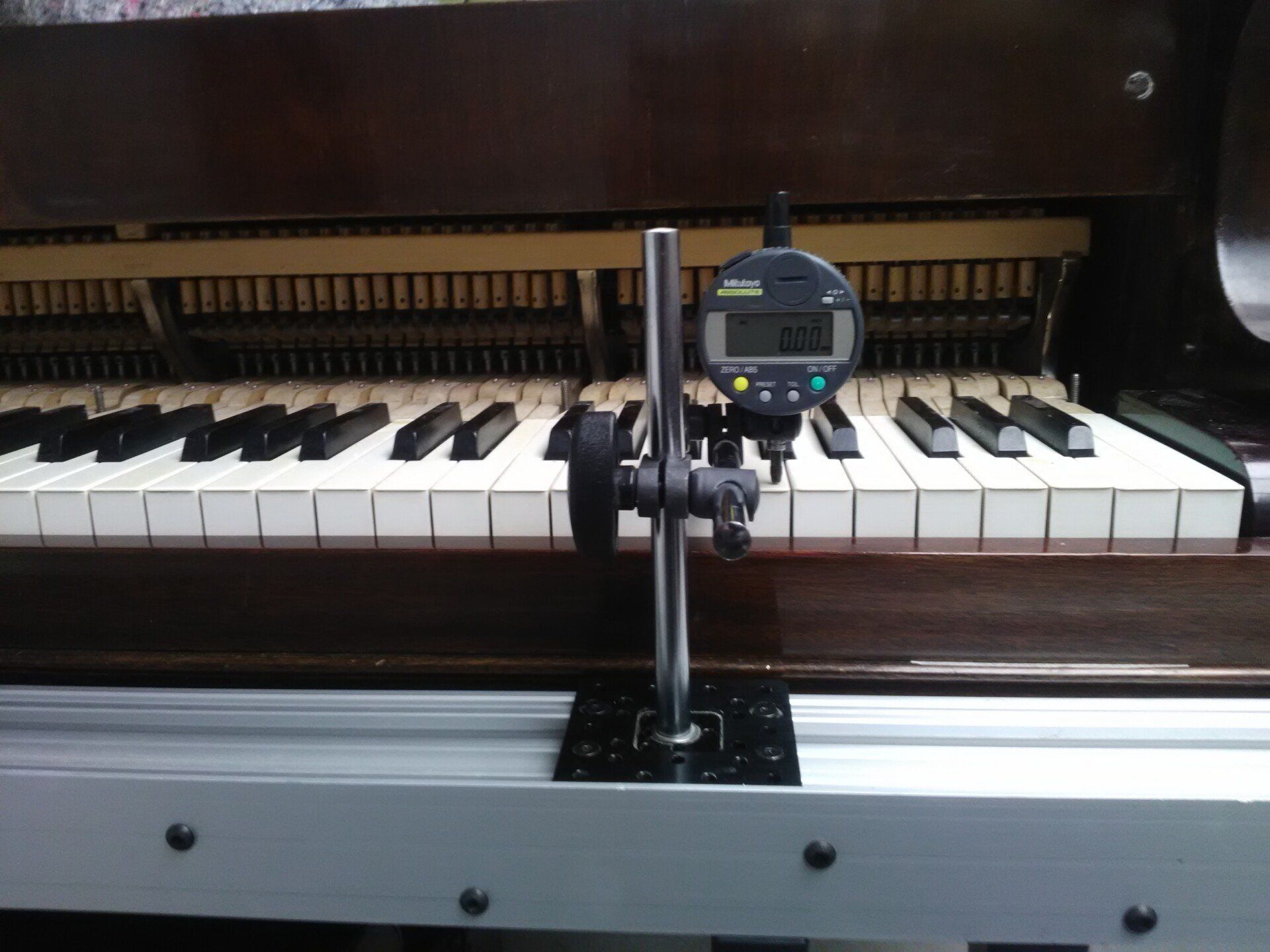 Comparateur numérique et rail à déplacement linéaire