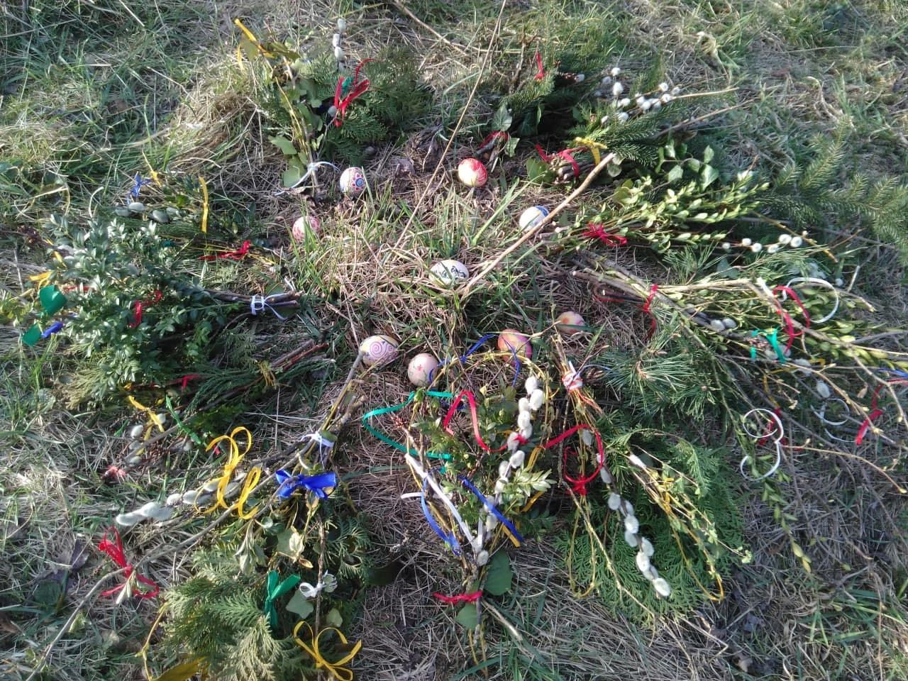 Bemalte Ostereier in einem nest aus Ostarabuschen nach dem RItual Ostereier, Palmbuschen, Wiese, Osternest, Frühlingsfest, bunte Bänder