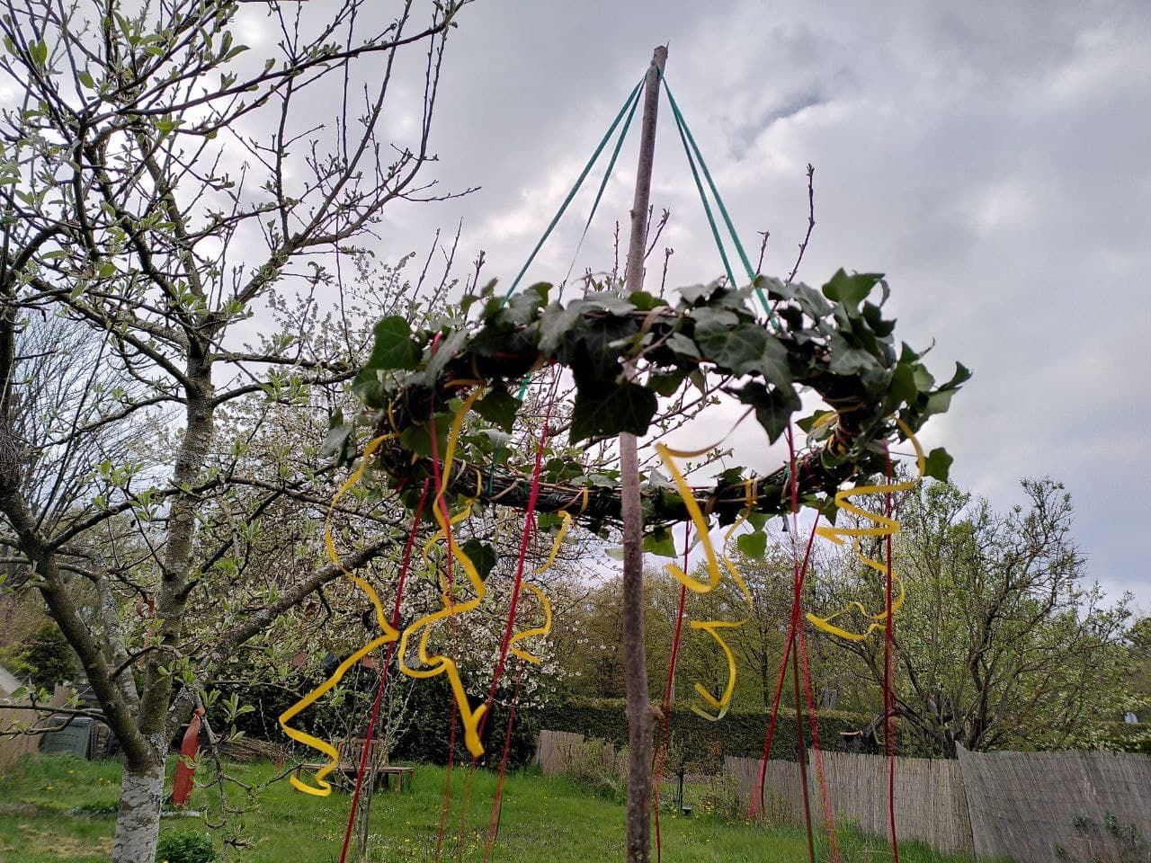 Maibaum, bunte Bänder, Frühling, Apfelbaum, Garten