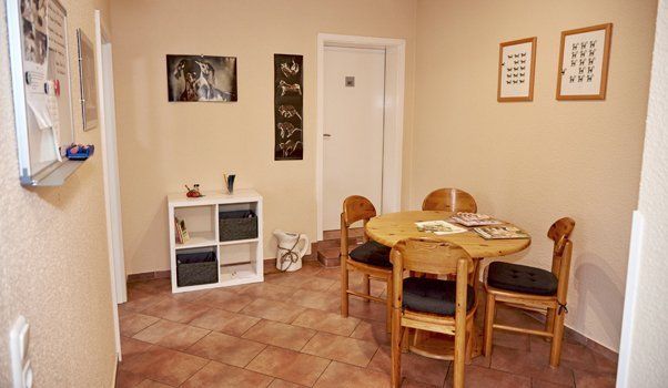 Wartebereich mit Kinderspiel- und Lesecke