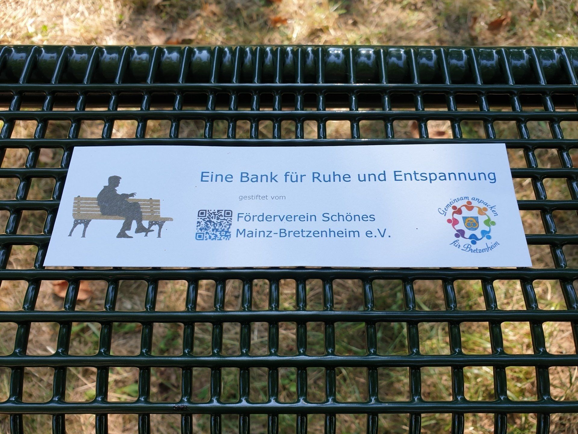 Bank für Ruhe und Entspannung Gartengewann Plakette [Foto: Kar-Hong Lau] Förderverein Schönes Mainz-Bretzenheim