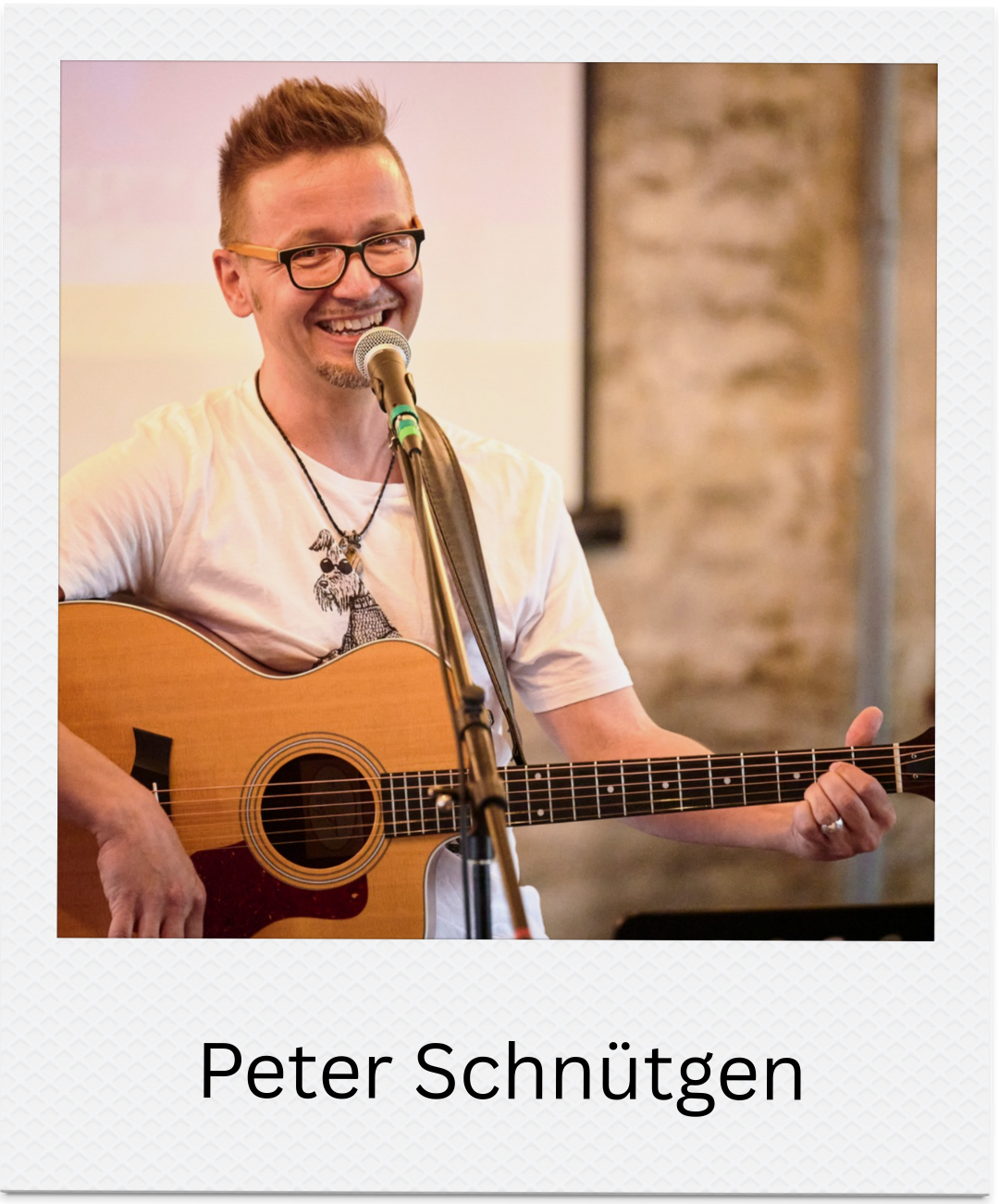 Foto von Peter Schnütgen mit Gitarre