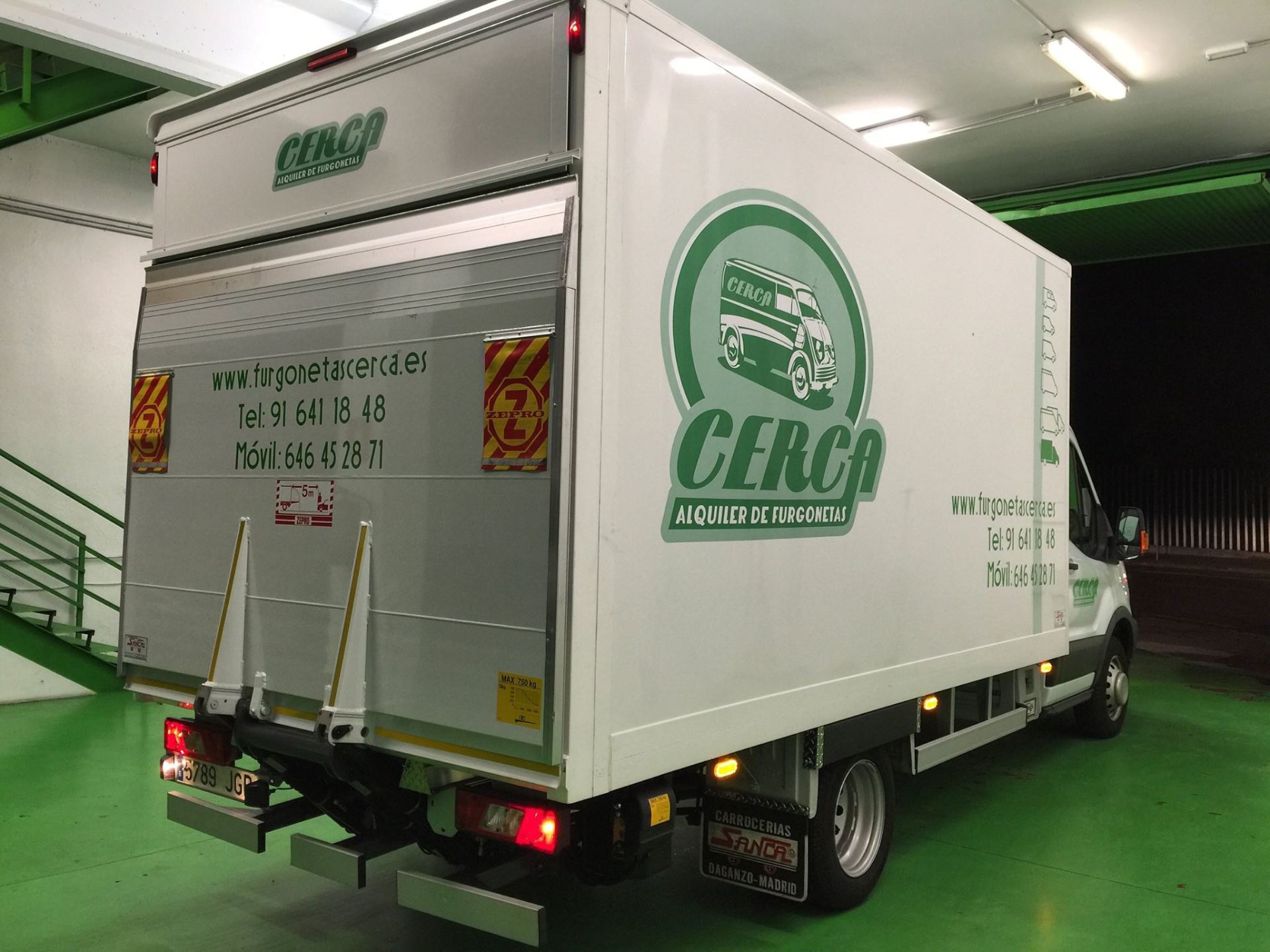 “Furgonetas carrozadas del Grupo 5 de Cerca Alquiler de Furgonetas en Alcorcón, con 20 m³ de capacidad y trampilla elevadora