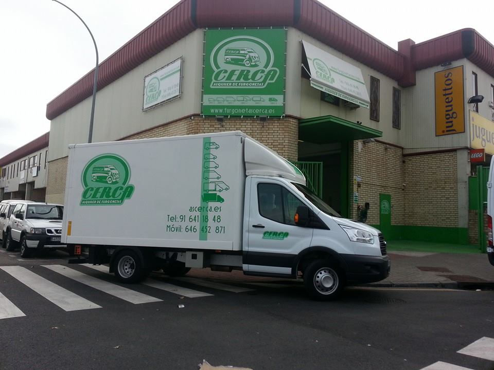 “Furgonetas carrozadas del Grupo 5 de Cerca Alquiler de Furgonetas en Alcorcón, con 20 m³ de capacidad y trampilla elevadora,