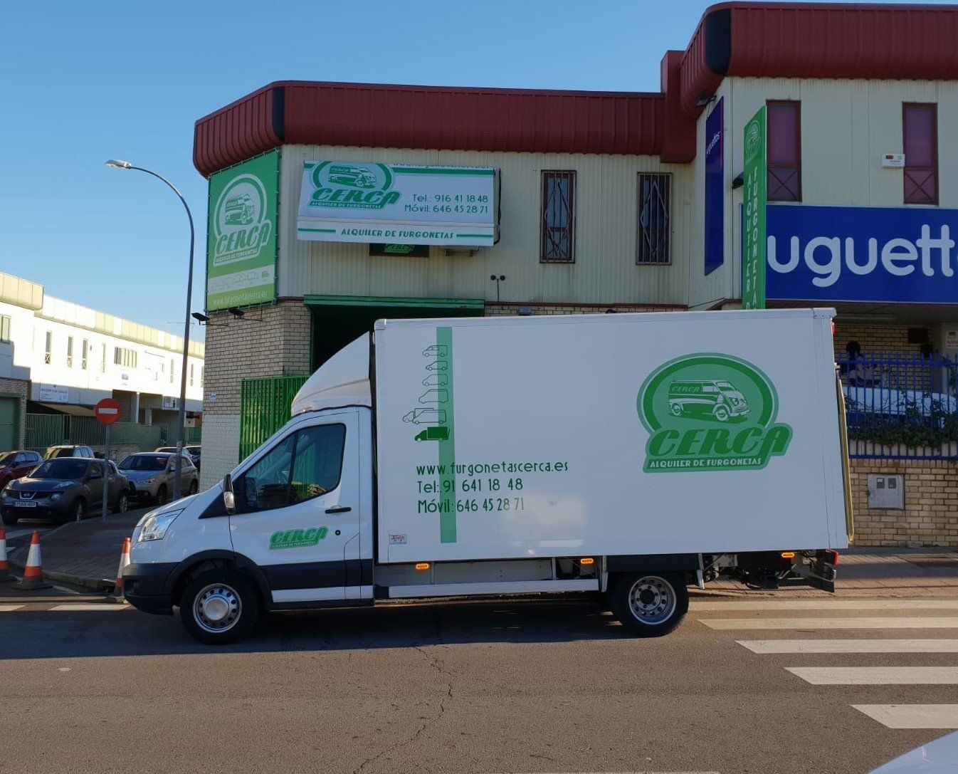 Furgoneta Grupo 5 de 20 m3 de volumen de carga con trampilla de la empresa CERCA ALQUILER DE FURGONETAS,