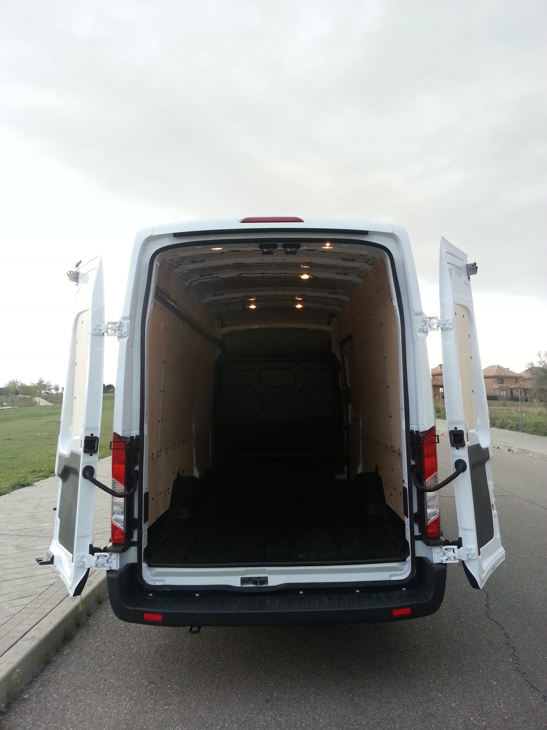 “Furgonetas del Grupo 4 de Cerca Alquiler de Furgonetas en Alcorcón, con capacidad aproximada de 15 m³