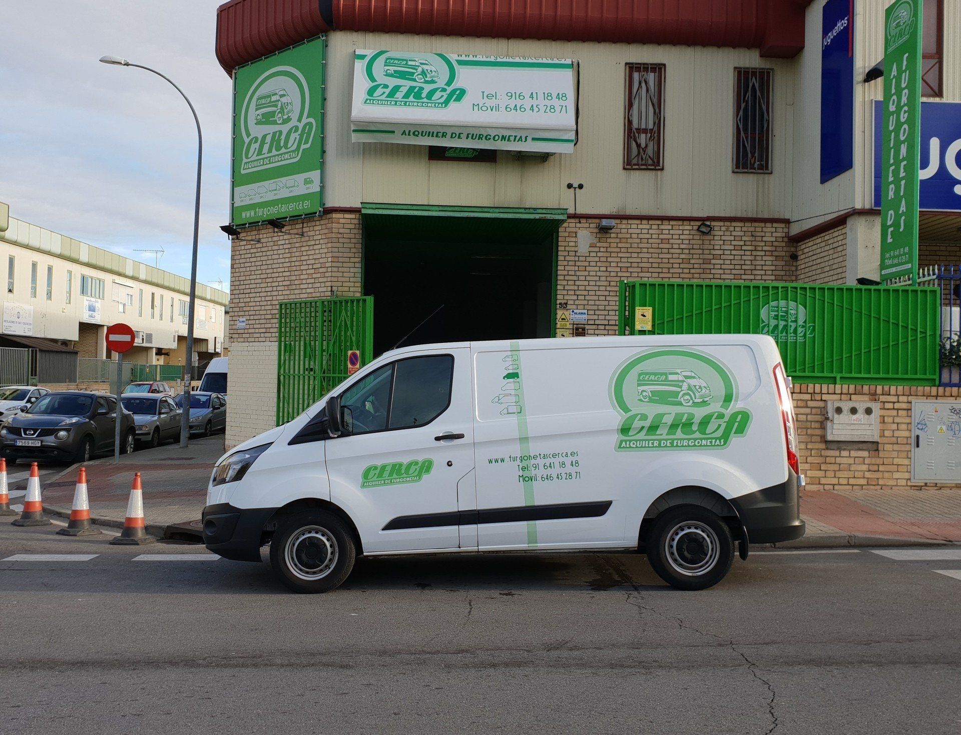 Furgoneta Grupo 2 de 7 m3 de volumen de carga de la empresa CERCA ALQUILER DE FURGONETAS,