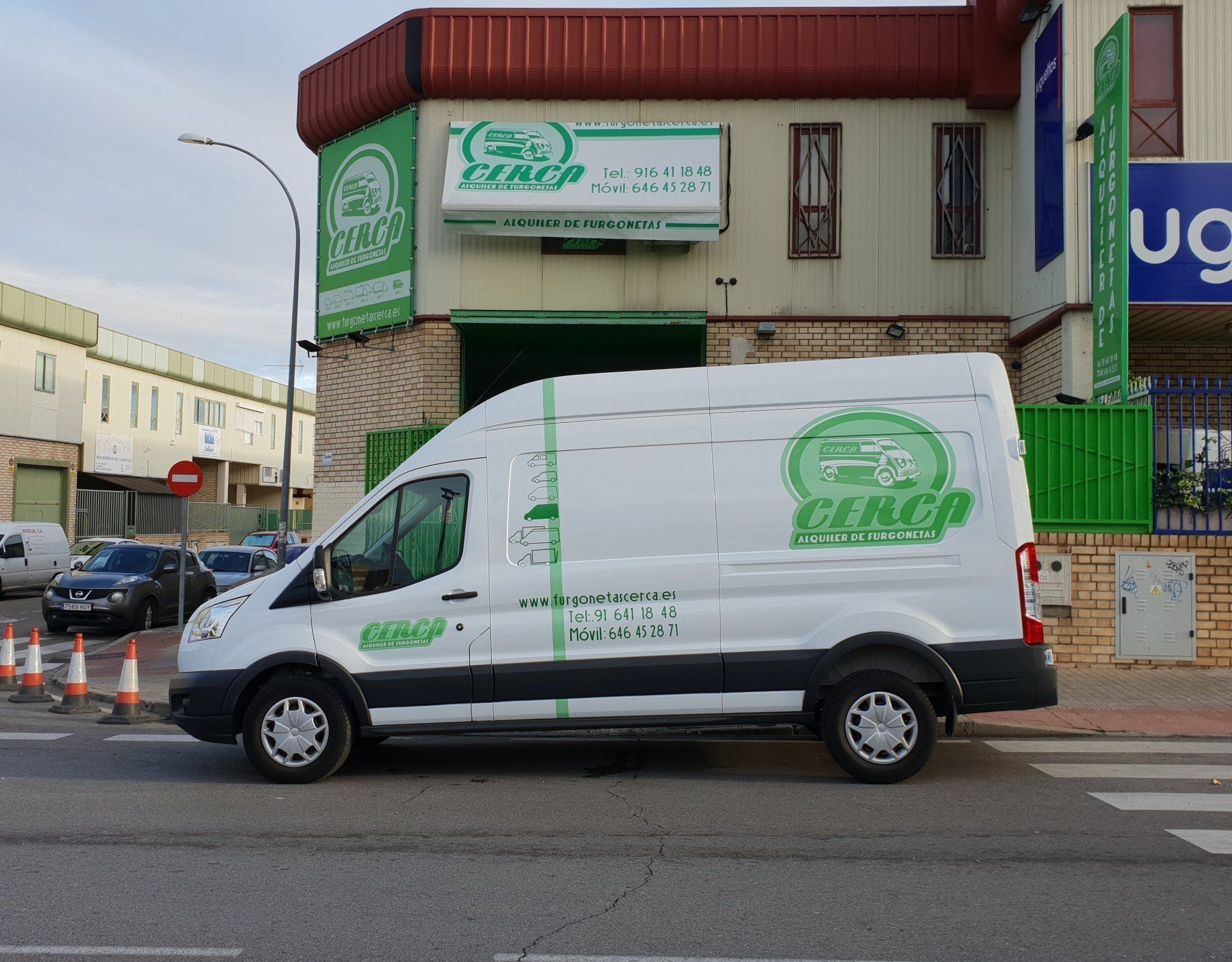 Furgoneta Grupo 3 con 12m3 de volumen de carga de la empresa CERCA ALQUILER DE FURGONETAS,