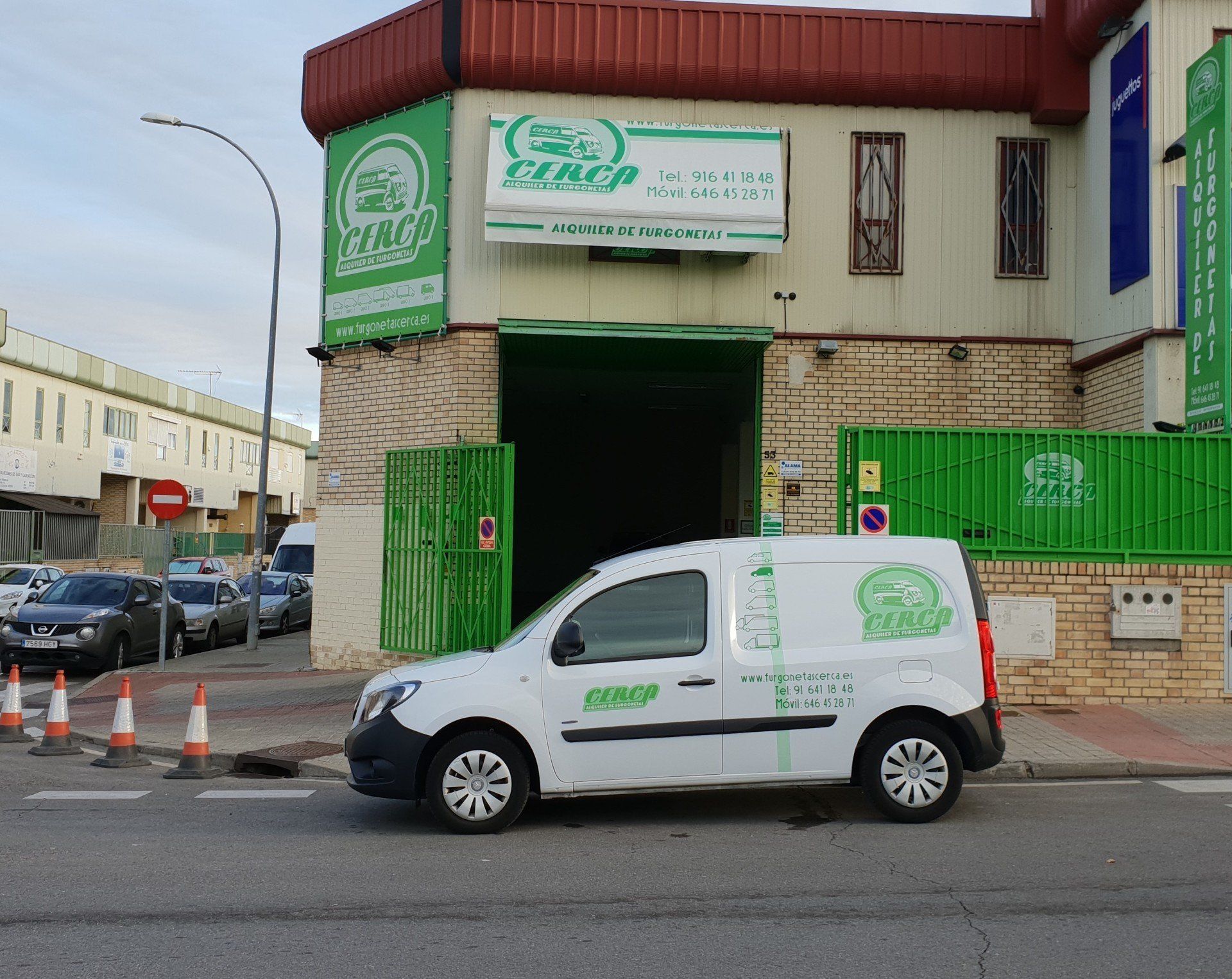 Furgoneta Grupo 1 de 3,5m3 de volumen de carga de la empresa CERCA ALQUILER DE FURGONETAS,