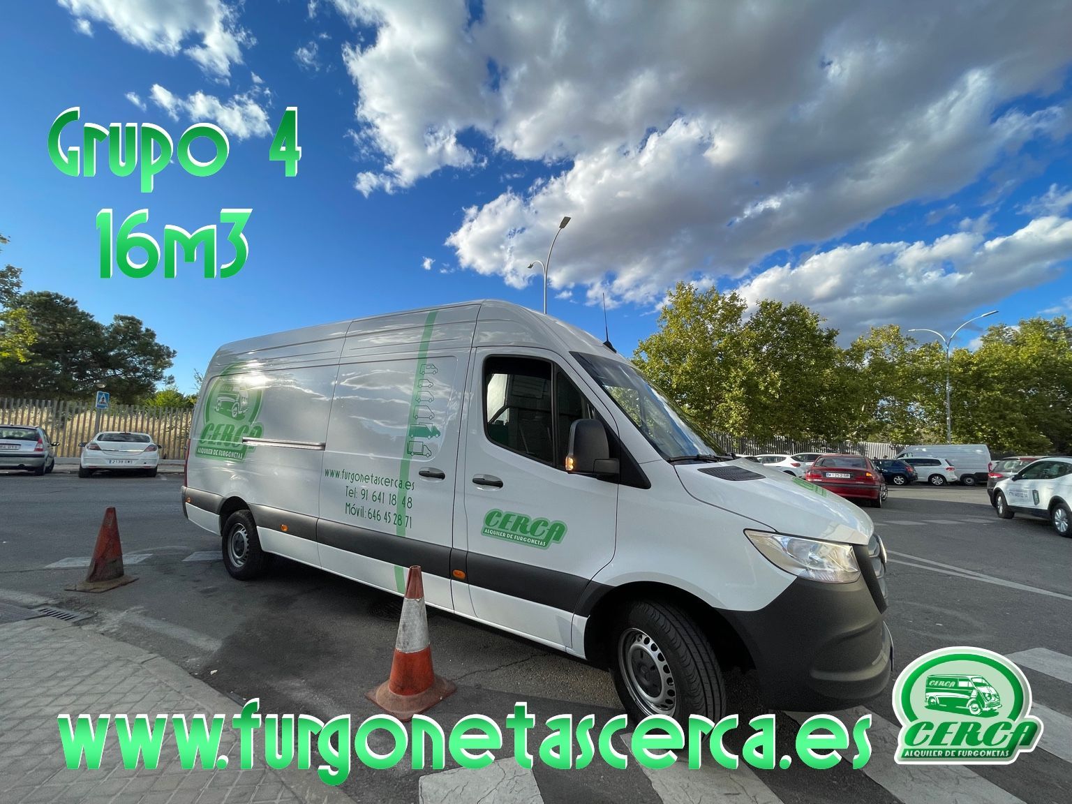 Vista lateral de una Mercedes Sprinter rotulada de Cerca Alquiler de Furgonetas, Grupo 4 – 16 m³, aparcada en Alcorcón bajo cielo con nubes. Ideal para mudanzas y transporte de carga. Incluye web y teléfonos en la carrocería. Furgoneta Grupo 4 (16 m³) Mercedes Sprinter de Cerca Alquiler de Furgonetas en Alcorcón, lista para mudanzas y carga.
