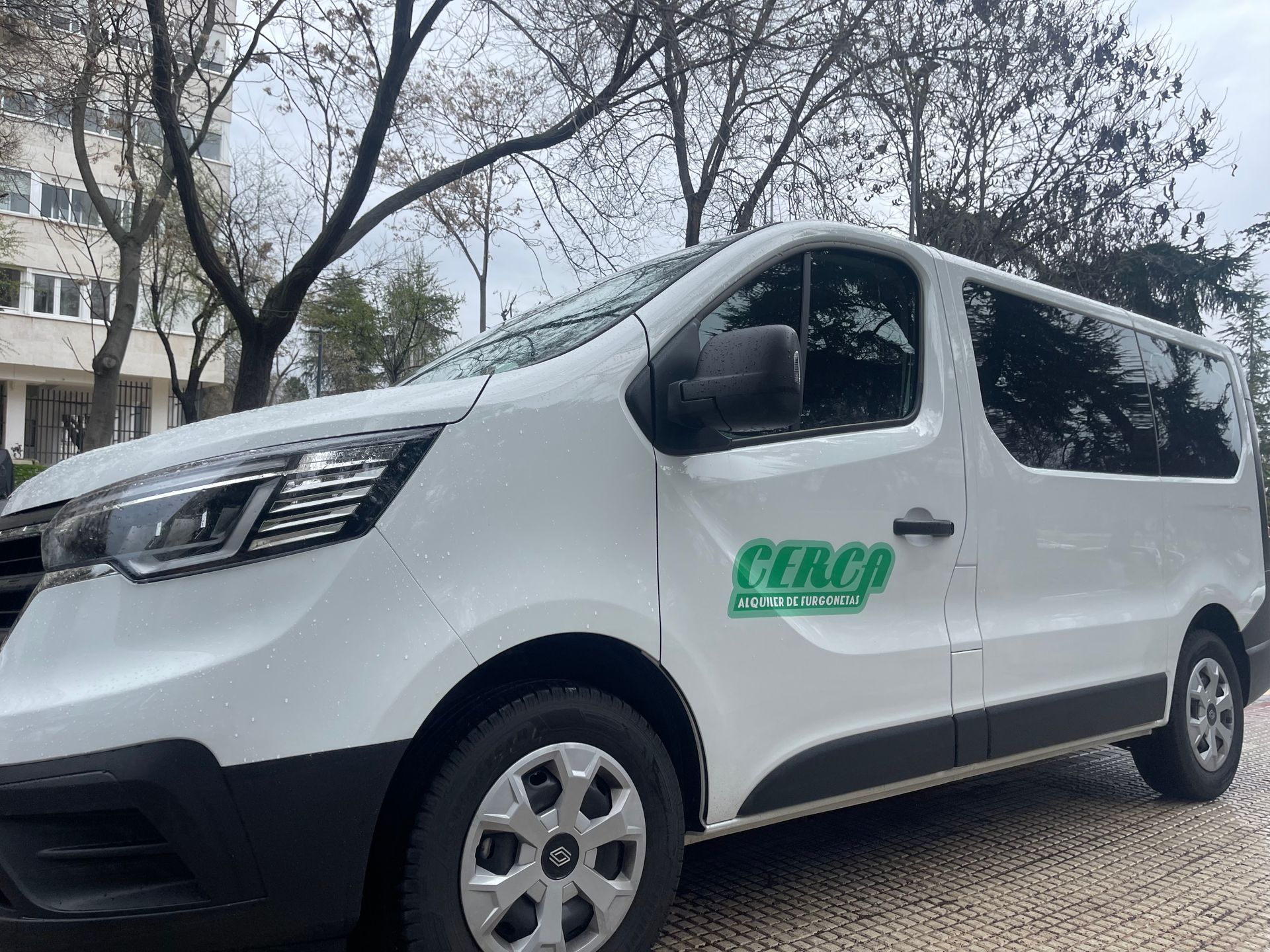 “Vehículos del Grupo A de Cerca Alquiler de Furgonetas en Alcorcón, disponibles en versiones de 6 y 9 plazas