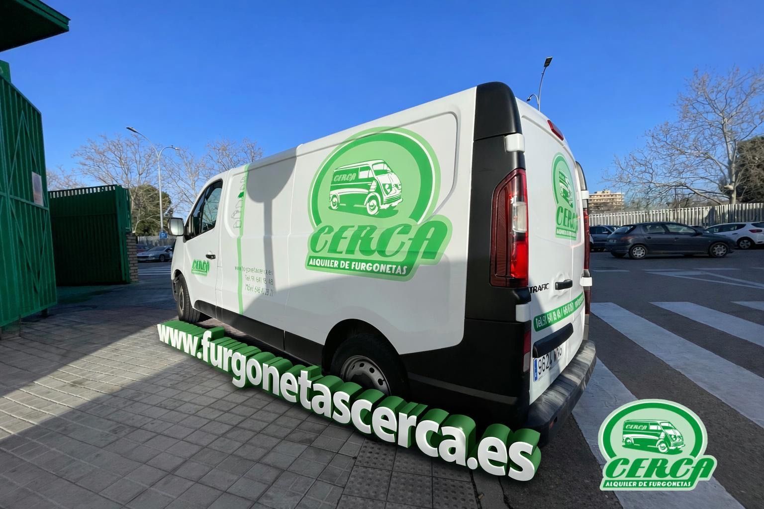 Cerca Alquiler De Furgonetas en Madrid – Servicio profesional listo cada mañana Furgoneta blanca de Cerca Alquiler De Furgonetas aparcada frente a la nave en Madrid, con logo verde corporativo visible y operativa lista para alquiler profesional.
