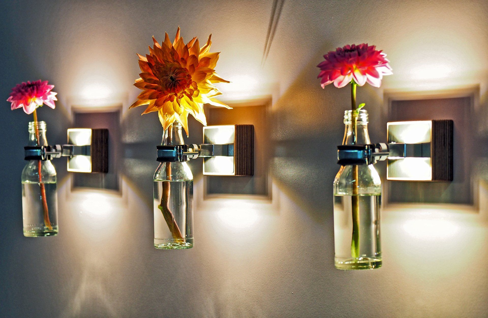 Lichtwahn-Wandlampe-Lichtkunst-Blumen