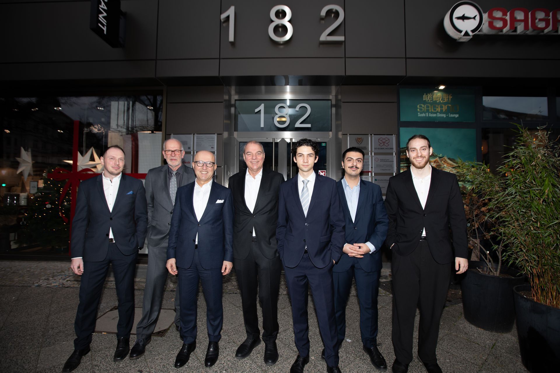 Gruppenfoto Team ASK vor dem Büro am Kurfürstendamm 182