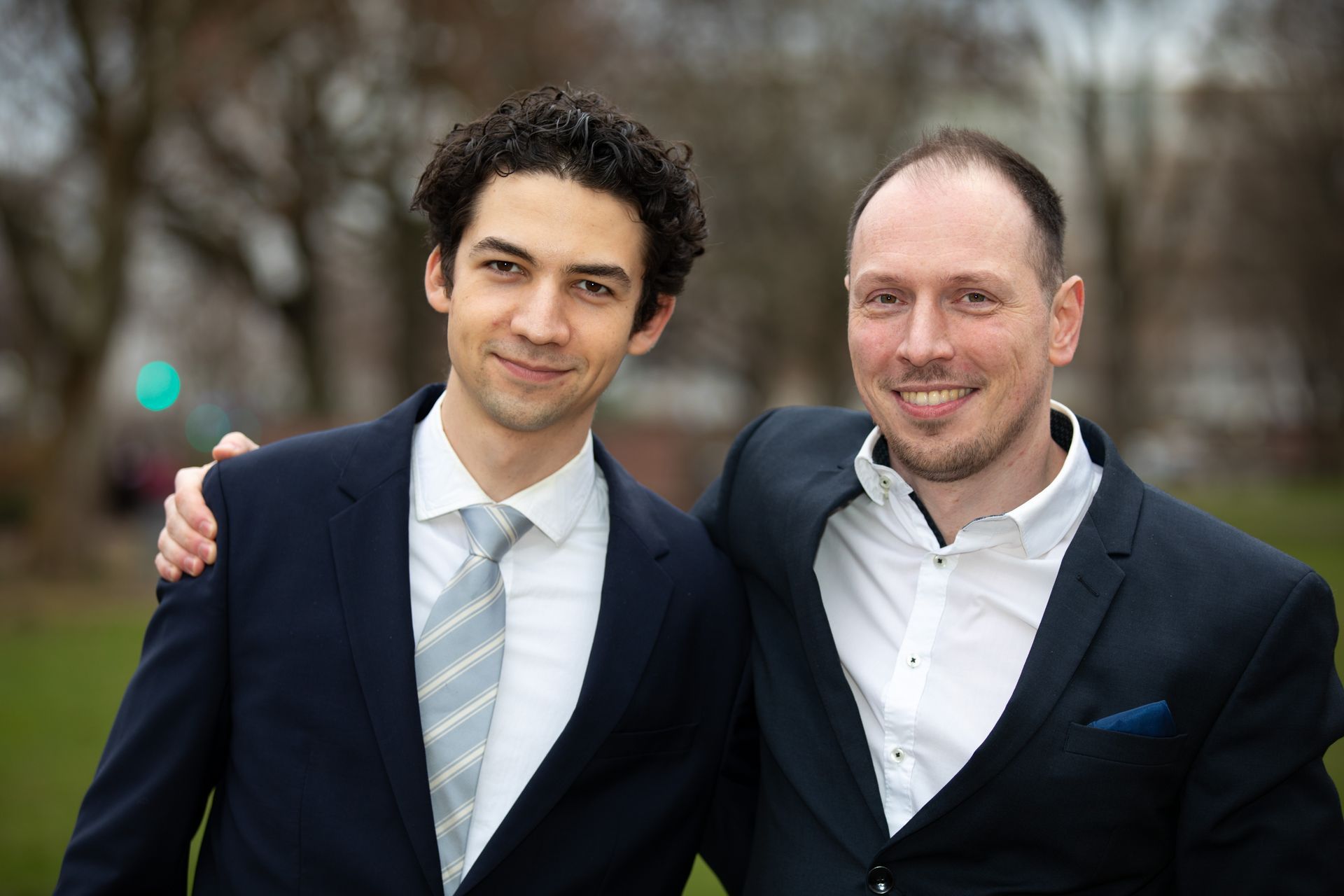 Billy Jazosch und Adam Jöst lachend gemeinsam