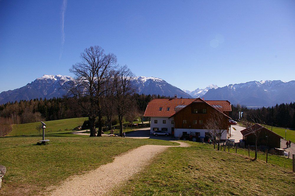 Berggasthof Johannishögl mit Blick nach Süden auf Untersberg und Watzmann