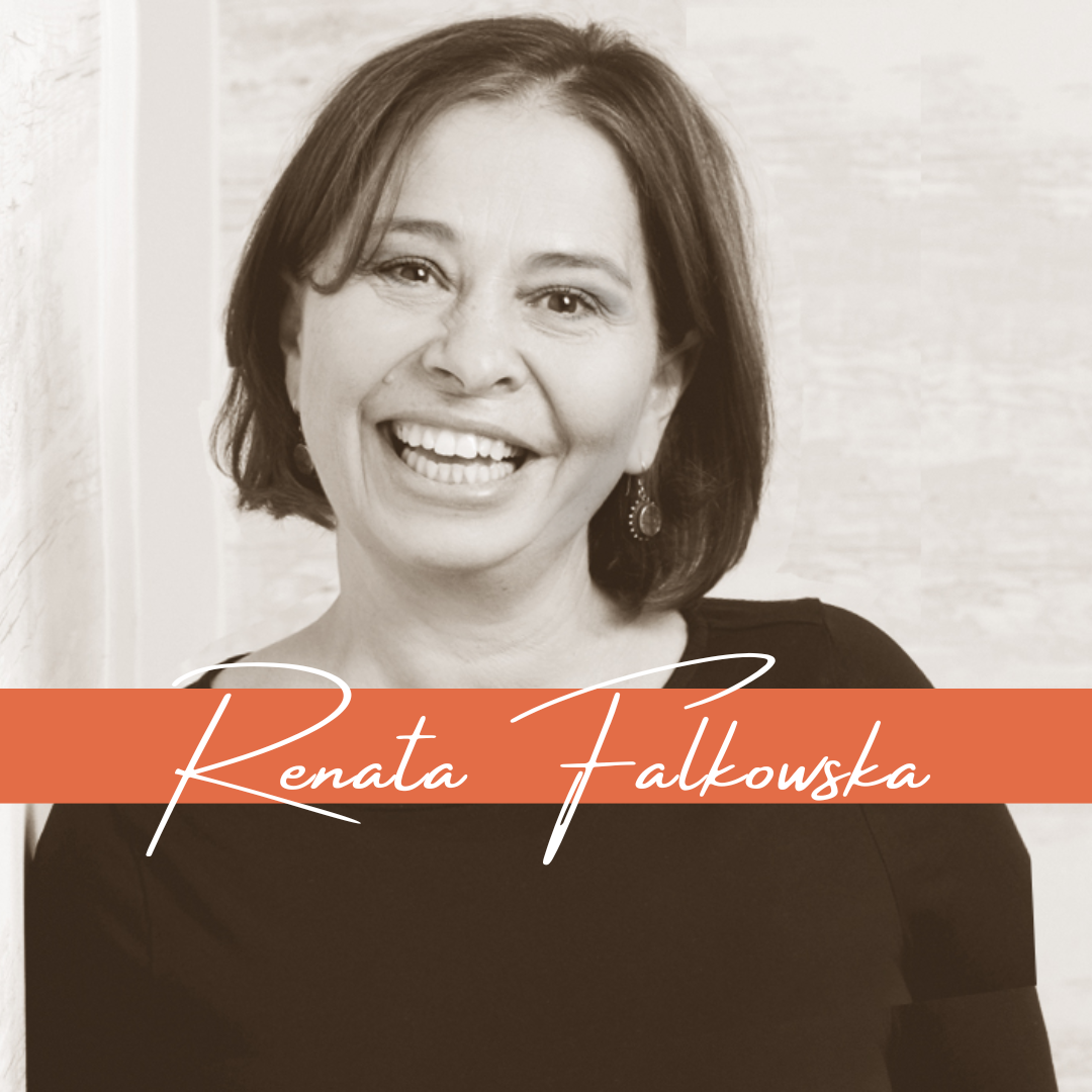 eine Frau mit weißen Hintergrund kurze dunkel Haare und ein freundliches Lächeln