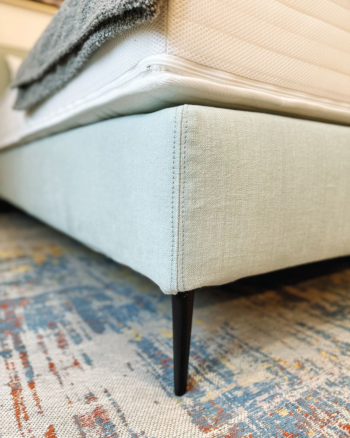 Detail des Kopfteiles eines Boxspringbettes, links und rechts 2 Kissen, Blickwinkel von der Matratze aus