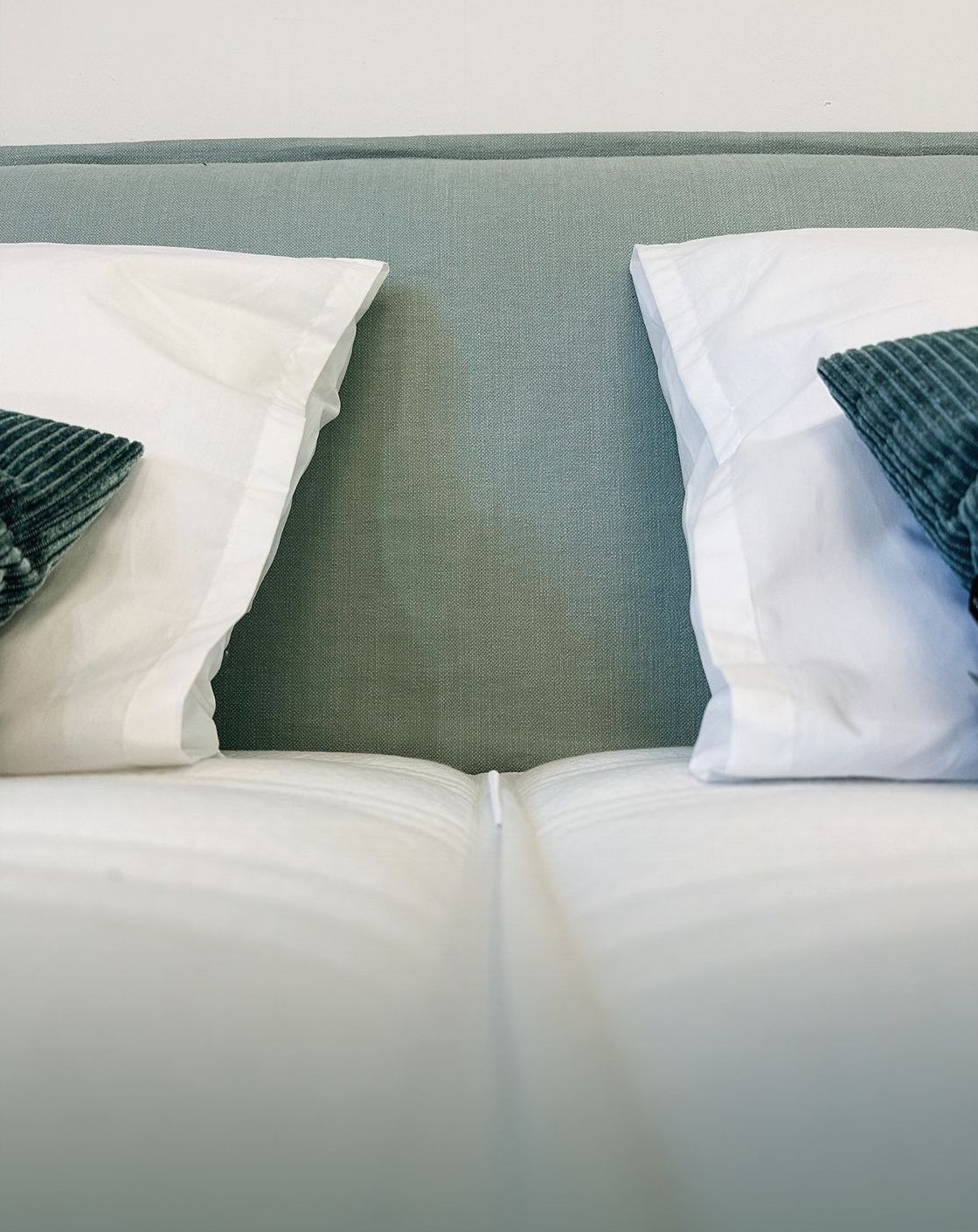 Detail des Kopfteiles eines Boxspringbettes, links und rechts 2 Kissen, Blickwinkel von der Matratze aus