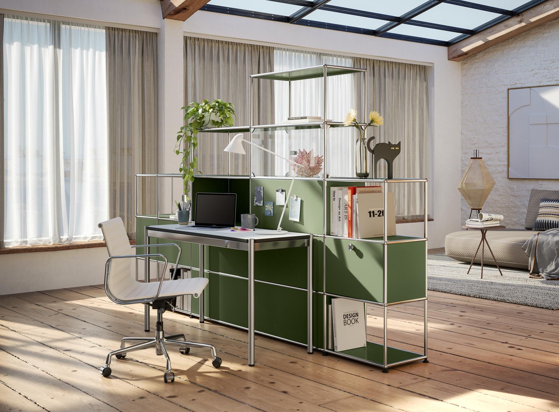 Raumtrenner von USM in Olivgrün in einem Wohnzimmer, davor steht ein kleiner Schreibtisch mit einem Bürostuhl