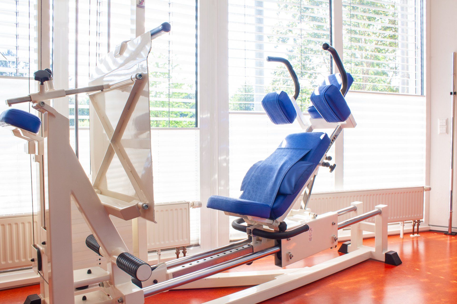 Eine Beinpresse vor einem Fenster