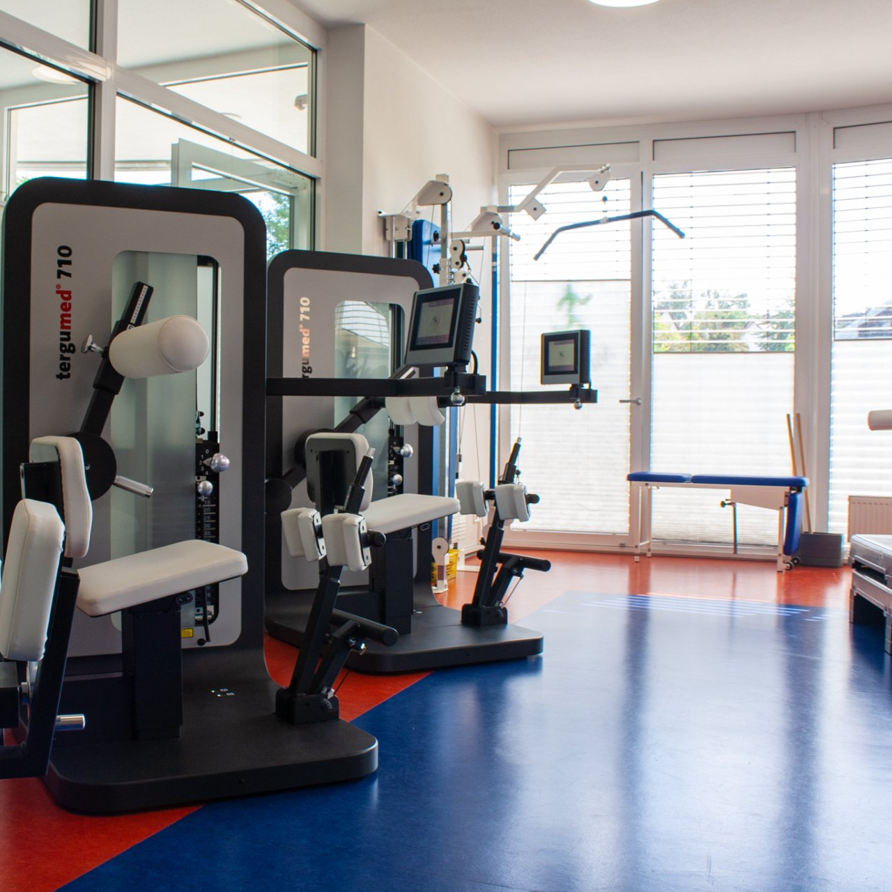 Ein Ausschnitt aus dem Trainingsraum, auf der linken Seite befinden sich zwei Rückentrainingsgeräte